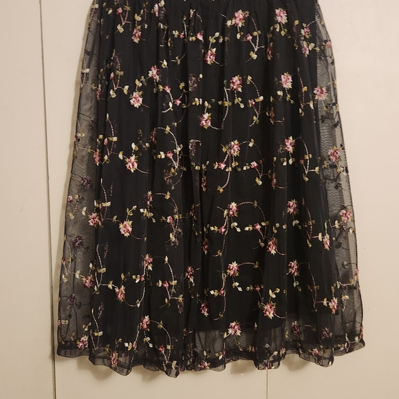 Black with floral embroidered midi skirt from Forever 21 - Picture 3 of 4